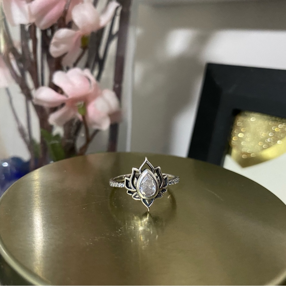 Lovely lotus ring, size 8